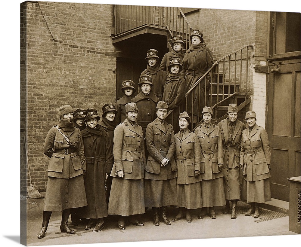 Portrait of he first contingent of the Women's Overseas Hospitals, 1917.