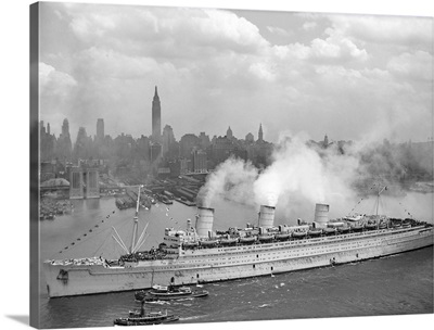 RMS Queen Mary arriving in New York harbor during World War II