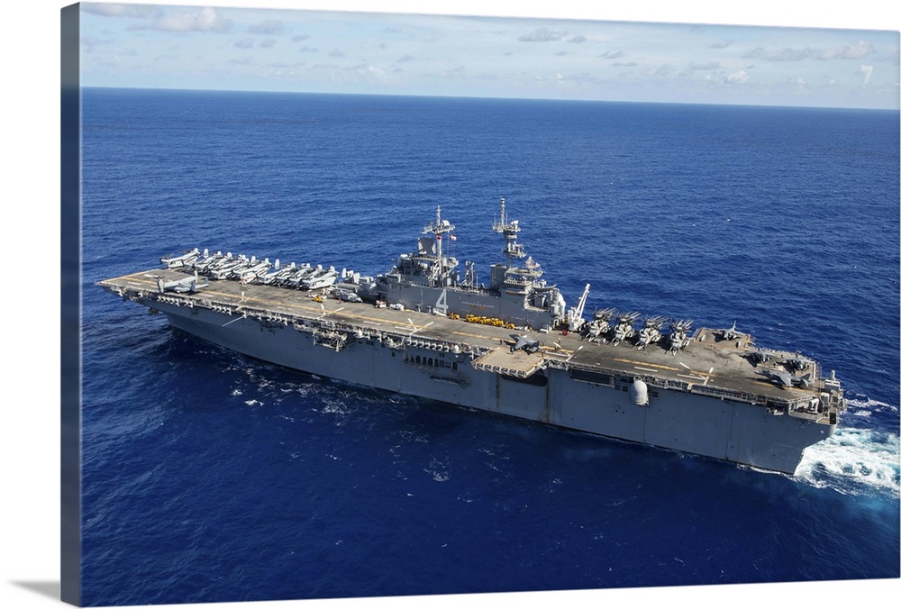 Pacific Ocean, September 5, 2013 - The amphibious assault ship USS Boxer (LHD-4) transits the Pacific Ocean.