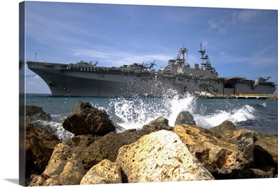 The amphibious assault ship USS Kearsarge visiting the Netherlands Antilles