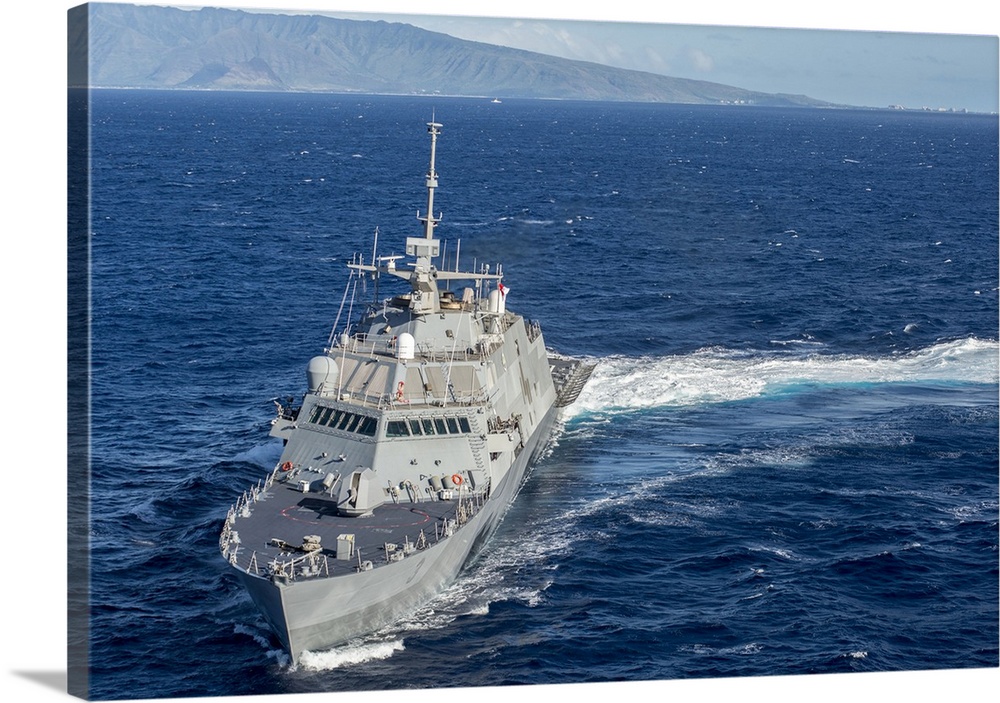 The littoral combat ship USS Fort Worth in the Pacific Ocean off the coast of Hawaii.