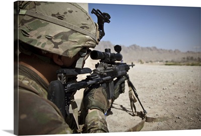 U.S. Army sniper pulls security using an Mk14 Enhanced Battle Rifle
