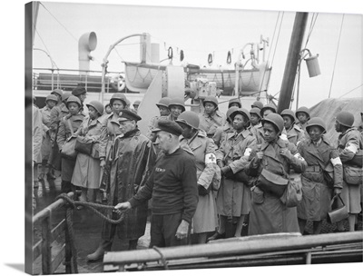 US Army nurses pull into port of Greenock, Scotland, circa 1944