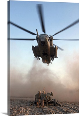 US Marines attach an M777A2 Lightweight Howitzer to a CH53E Super Stallion helicopter