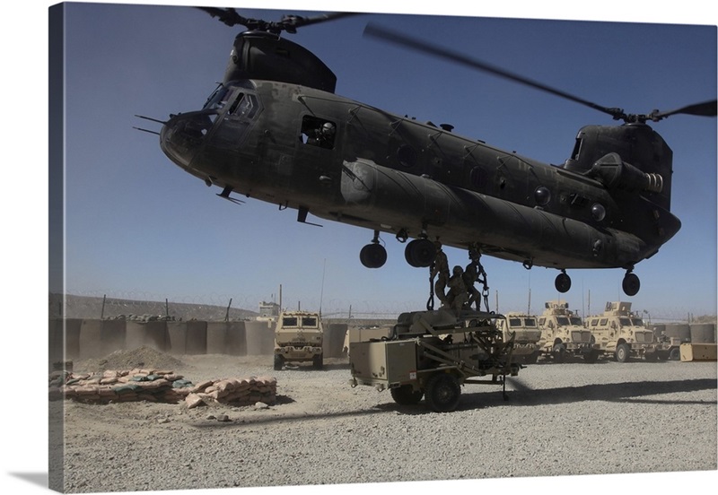 US Soldiers Attach Sling Load Ropes To An Army CH-47 Chinook | Great ...