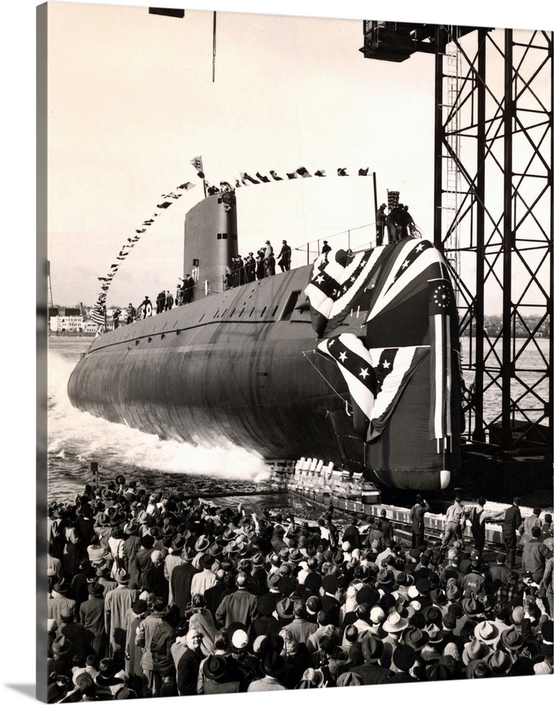 January 21, 1954 - The nuclear-powered submarine USS Nautilus (SSN 571) slips into the Thames River.