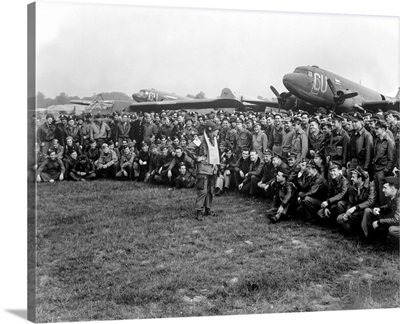 WWII artillery commander gives pilots last minute instructions before takeoff