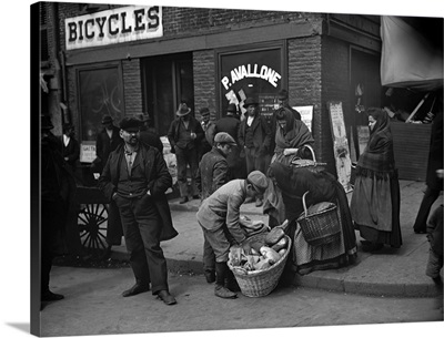 Italian peddlers selling bread on Mulberry Street in New York City, 1900