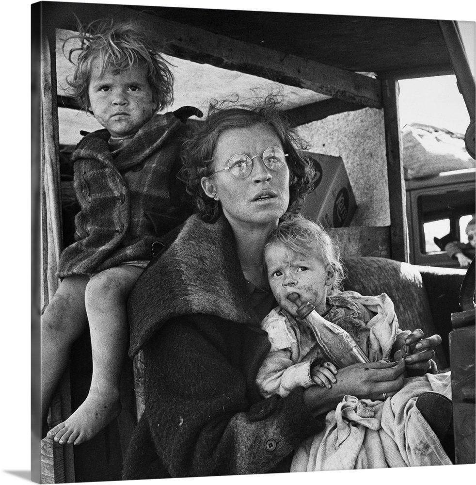 An impoverished family from Oklahoma arriving at a migrant workers' camp in Tulelake, Siskiyou County, California. Photogr...