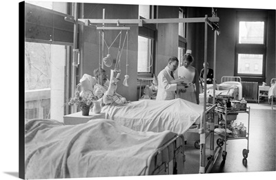 The men's ward at St. Luke's Hospital in New York City, 1910