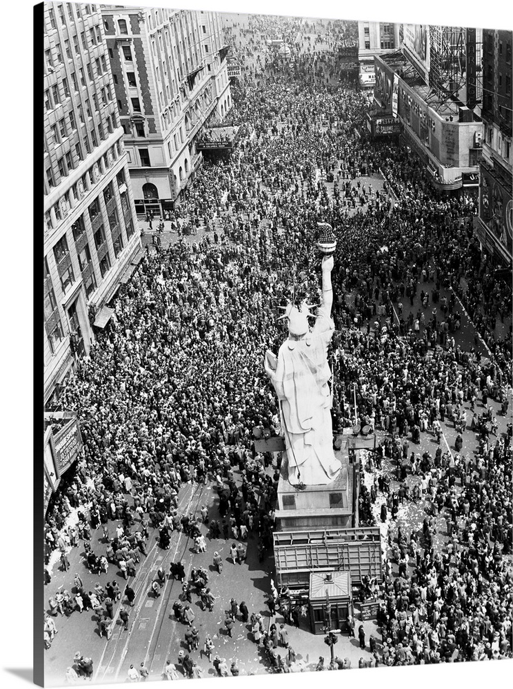 Aerial view of the crowd gathered in Times Square, New York, to celebrate the Allied victory in Europe. Photograph, 8 May ...