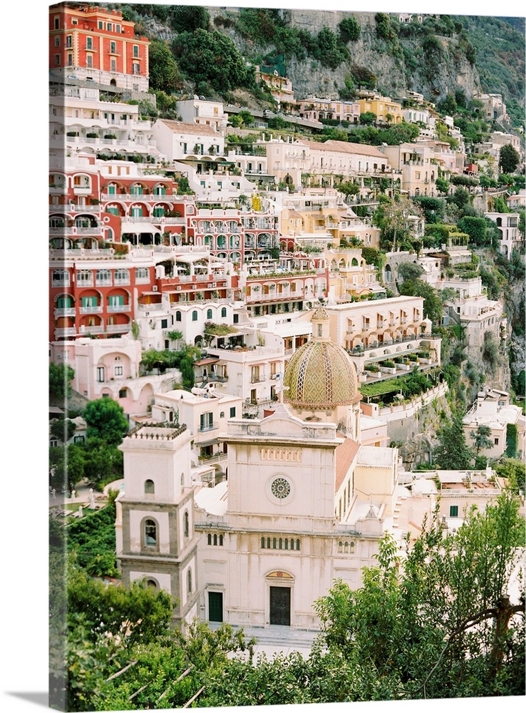 Photograph of the houses and buildings of Positano, Italy perched on the steep hillside.