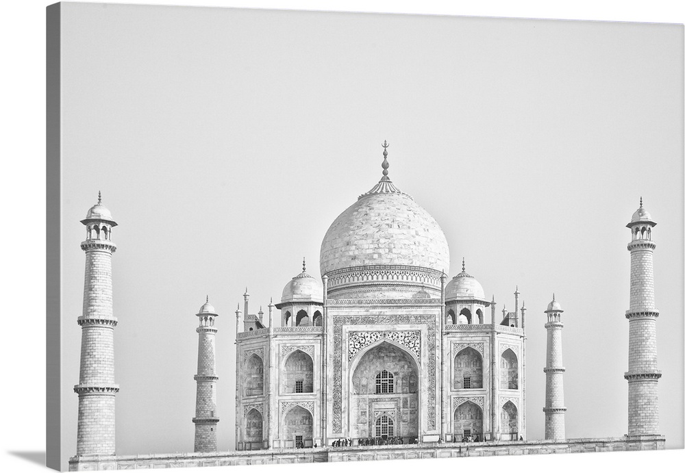 Black and white photo of the Taj Mahal in Agra, India.